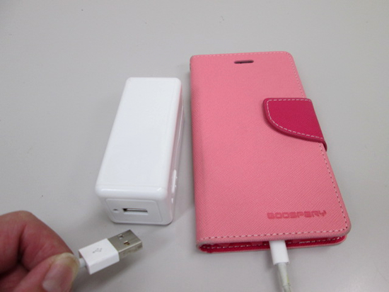 ノベルティ:モバイルチャージャー(単3形乾電池×4本) ホワイト