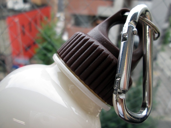 ノベルティ：カラビナ付カラフルボトル 350ml ホワイト