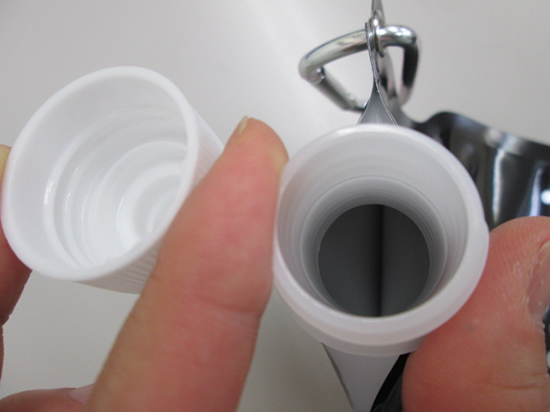 ノベルティ:カラビナ付折りたたみボトル500ml アソート