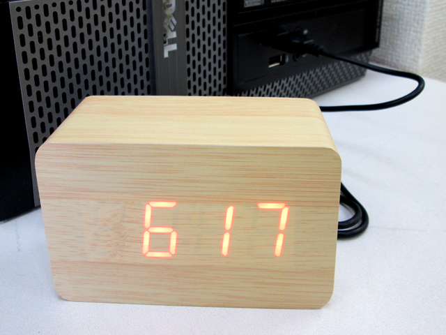 ノベルティ:ウッド調LEDクロック