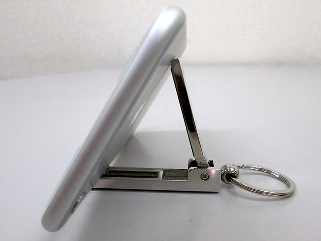 ノベルティ:スマホスタンドになるバッグハンガー