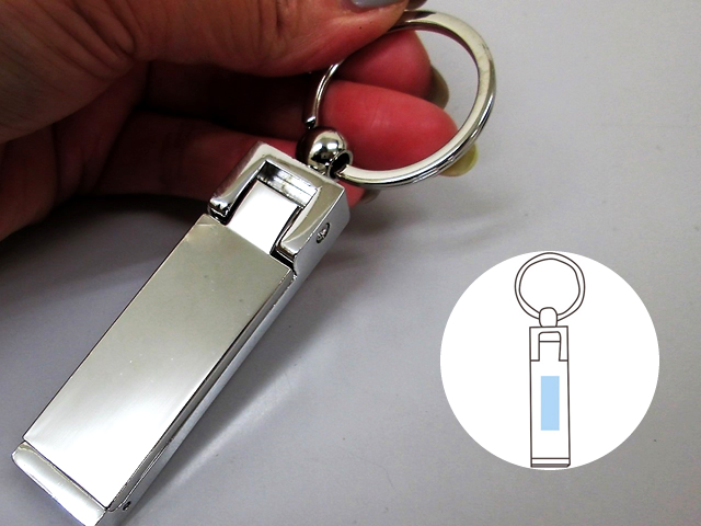 ノベルティ:スマホスタンドになるバッグハンガー