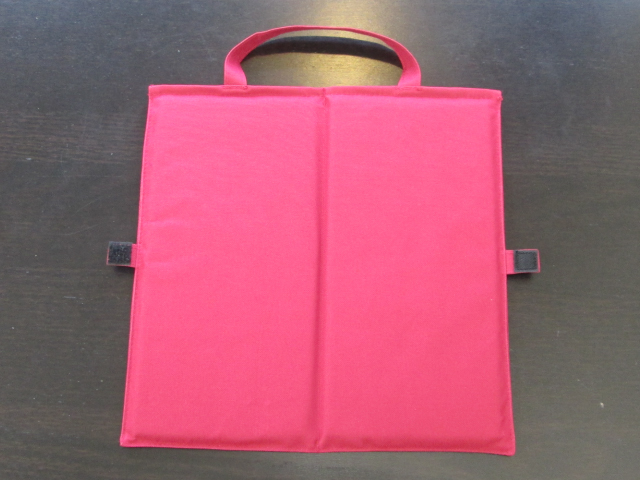 ノベルティ：バッグにもなるシートクッション ワインレッド 