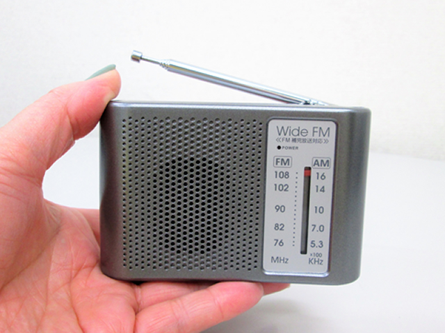 ノベルティ：ワイドFM対応ポータブルラジオ（AM/FM） 